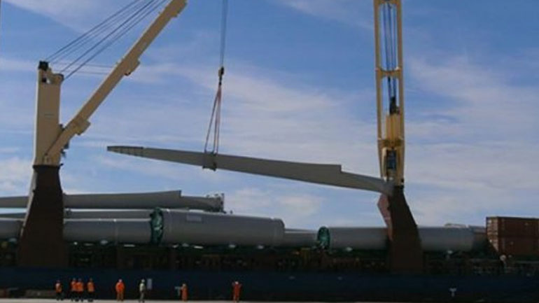 Πλοίο με ανεμογεννήτριες κατέπλευσε στο λιμάνι της Αλεξανδρούπολης