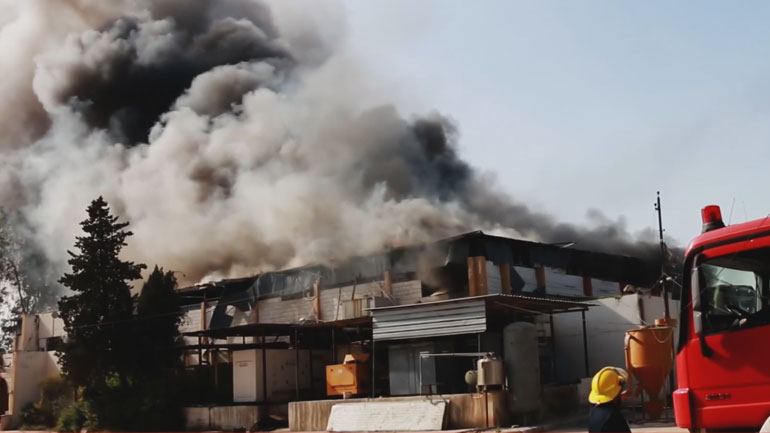 Δύο νεκροί και 1.000 με αναπνευστικά προβλήματα από φωτιά σε εργοστάσιο της Μοσούλης