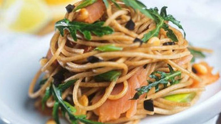 Μακαρόνια ολικής με σάλτσα ντομάτας και καπνιστό σολομό