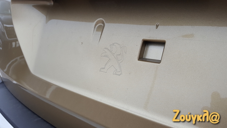 Η λεπτομέρεια κάνει τη διαφορά. Το λογότυπο ακόμα και κάτω από το σημείο που θα τοποθετείται η πίσω πινακίδα κυκλοφορίας...