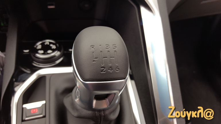 Διαθέσιμο τόσο με μηχανικό όσο και με αυτόματο κιβώτιο...