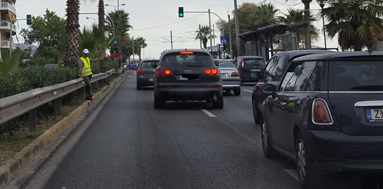 Γιατί ώρες, ώρες, που οδηγώ στην Αθήνα έχω την αίσθηση πως βρίσκομαι σε πίστα αγώνων με τέτοιες σημαίες που βλέπω;