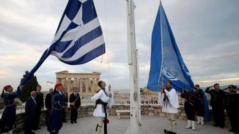 Έπαρση της σημαίας του ΟΗΕ στον βράχο της Ακρόπολης