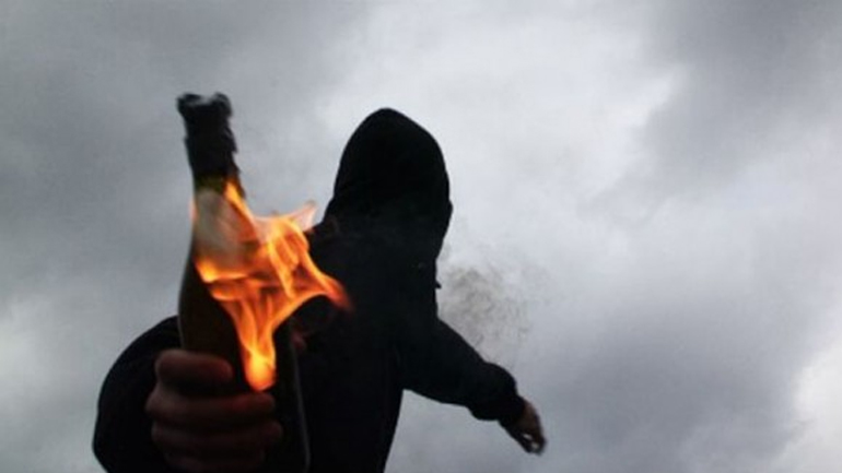 Πέταξαν μολότοφ κατά αστυνομικών στο κέντρο της Αθήνας