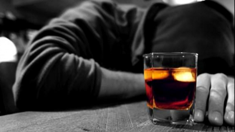 Οι άνδρες πίνουν και καπνίζουν περισσότερο, ενώ οι γυναίκες έχουν συχνότερα κατάθλιψη