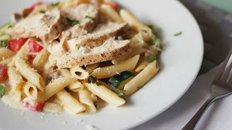 Μεσογειακή μακαρονάδα με κοτόπουλο και ντοματίνια