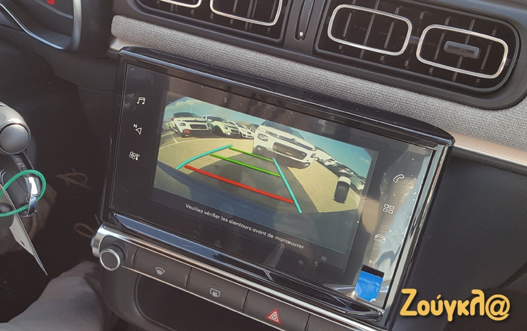 Η εικόνα από την κάμερα οπισθοπορείας εμφανίζεται στην οθόνη που βρίσκεται στην κεντρική κονσόλα... 