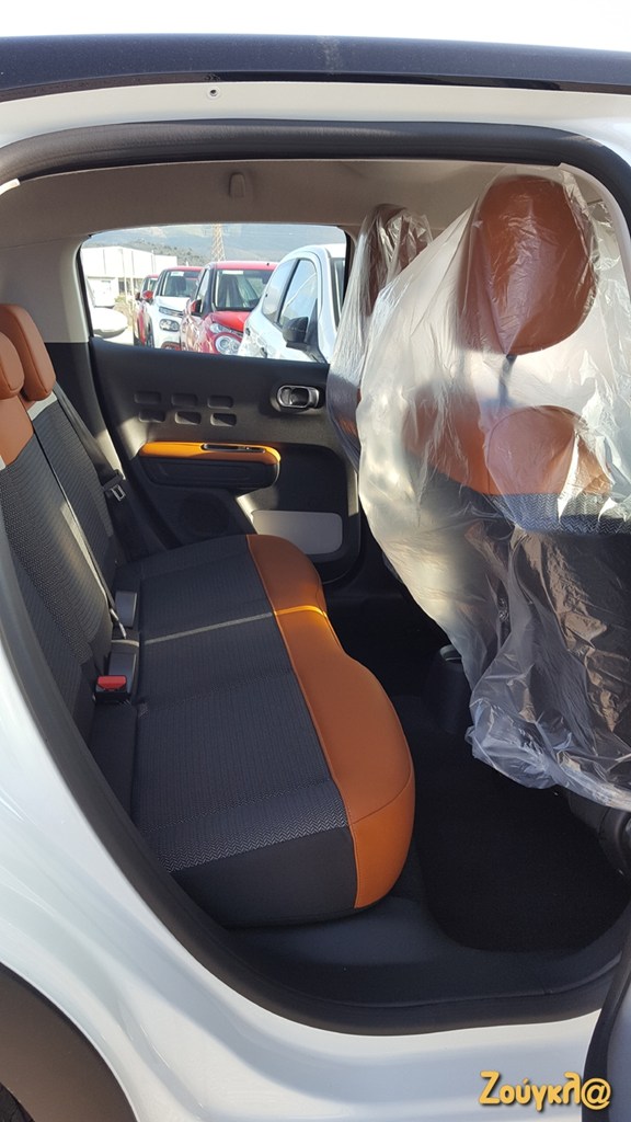 Μπορεί στα χαρτιά να είναι ένα μικρό αυτοκίνητο, στην πράξη όμως έχει χώρους και για τους πίσω επιβάτες...