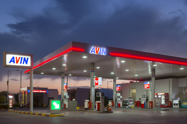 Στα πρατήρια της AVIN βάζεις καύσιμο, πληρώνεις με κάρτα και σου επιστρέφουν το 5%