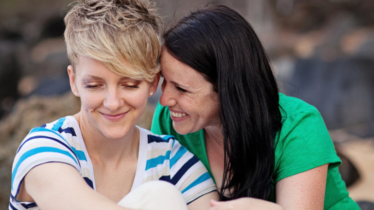 Η σεξουαλική επαφή με το ίδιο φύλο είναι τρεις φορές πιο συχνή στις γυναίκες