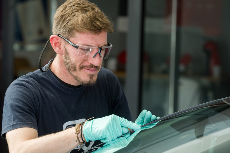 Εξειδικευμένο προσωπικό με ειδικά εργαλεία επαναφέρει το τραυματισμένο παρμπρίζ στην αρχική του κατάσταση...