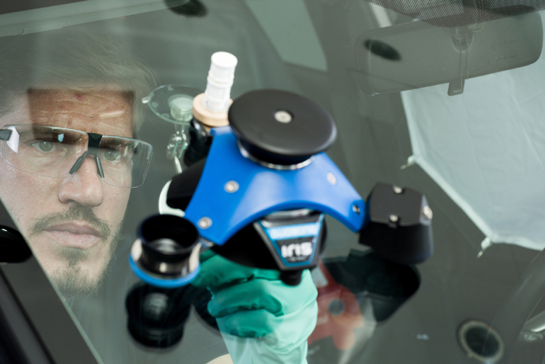 Ειδικό εργαλείο που τοποθετείται στο ραγισμένο παρμπρίζ και χρησιμοποιείται για την επισκευή του... 