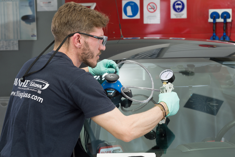 Η μέτρηση των αποτελεσμάτων της επισκευής γίνεται με ειδικά εργαλεία...