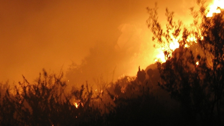 Υπό έλεγχο η μεγάλη φωτιά στη Σύρο