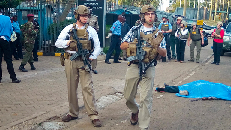 Κένυα: Αστυνομικός σκότωσε 24χρονο που επιτέθηκε με μαχαίρι σε συνάδελφό του έξω από την πρεσβεία των ΗΠΑ