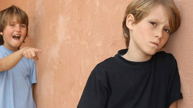 Πώς να διαχειριστείτε ένα παιδί που το πειράζουν στο σχολείο