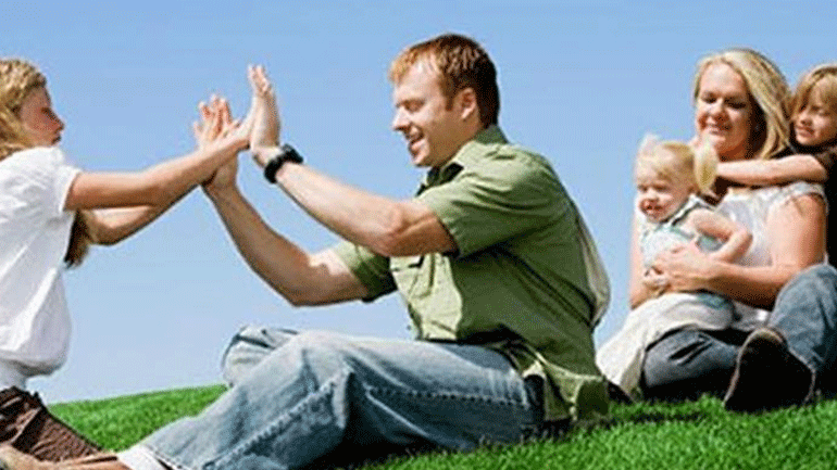 Οι επιστήμονες είπαν: H οικογένεια είναι ευτυχισμένη μέσα στο σπίτι