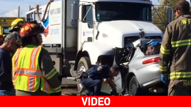 Τρομακτική μετωπική σύγκρουση Ι.Χ. με νταλίκα στην Καλιφόρνια – Χάθηκε αγγελούδι επτά μηνών