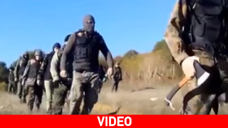 Απίστευτο: Με κουκούλες και ματσέτες «υποδέχεται» η πολιτοφυλακή τους μετανάστες στη Βουλγαρία