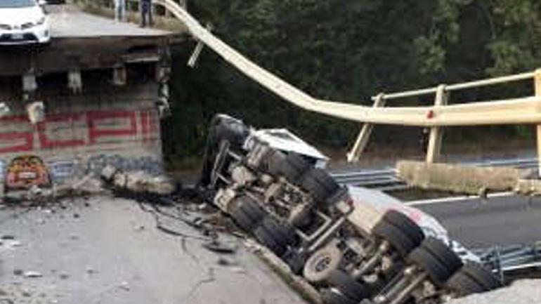 Ιταλία: Ένας νεκρός και τέσσερις τραυματίες από κατάρρευση γέφυρας