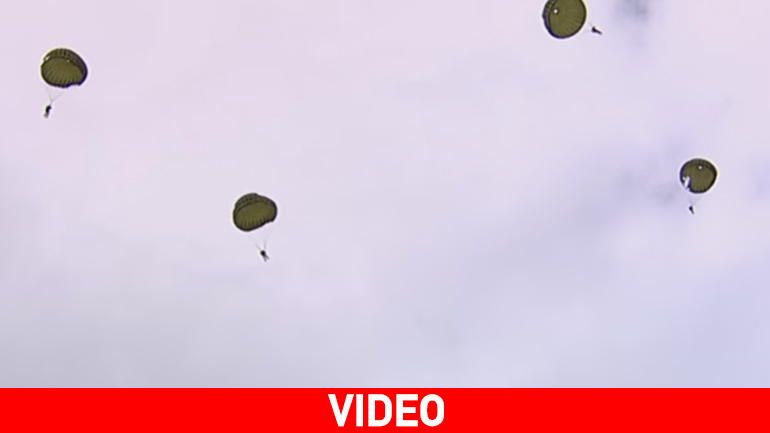 Θεσσαλονίκη: Αλεξιπτωτιστές έπεσαν στον Θερμαϊκό