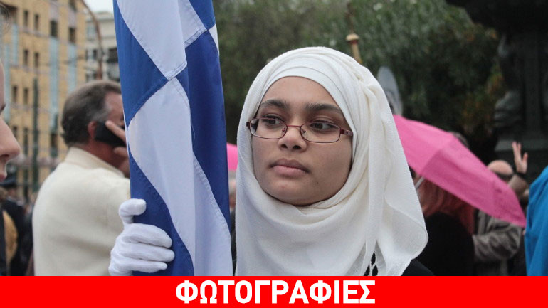 Σημαιοφόρος με μαντήλα στη μαθητική παρέλαση της Αθήνας Σημαιοφόρος με μαντήλα στη μαθητική παρέλαση της Αθήνας