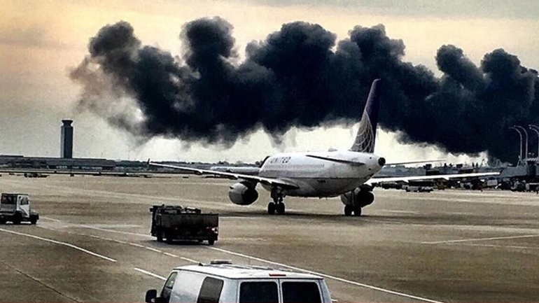 ΗΠΑ: Περίπου 20 άνθρωποι τραυματίστηκαν ελαφρά όταν αεροσκάφος έπιασε φωτιά στο Σικάγο