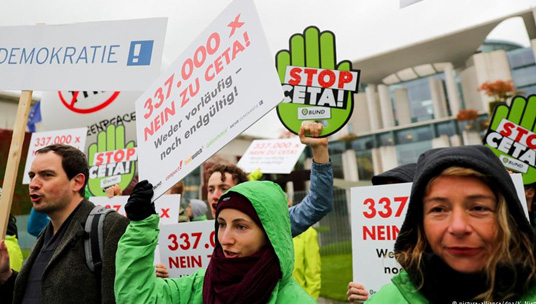 Διαδήλωση στις Βρυξέλλες κατά των εμπορικών συμφωνιών με ΗΠΑ και Καναδά