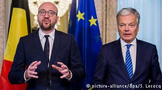  Ο πρωθυπουργός του Βελγίου Σαρλ Μισέλ και ο υπ. Εξ. Ντιντιέ Ράιντερς ανακοινώνουν την επίτευξη συμβιβασμού στις Βρυξέλλες