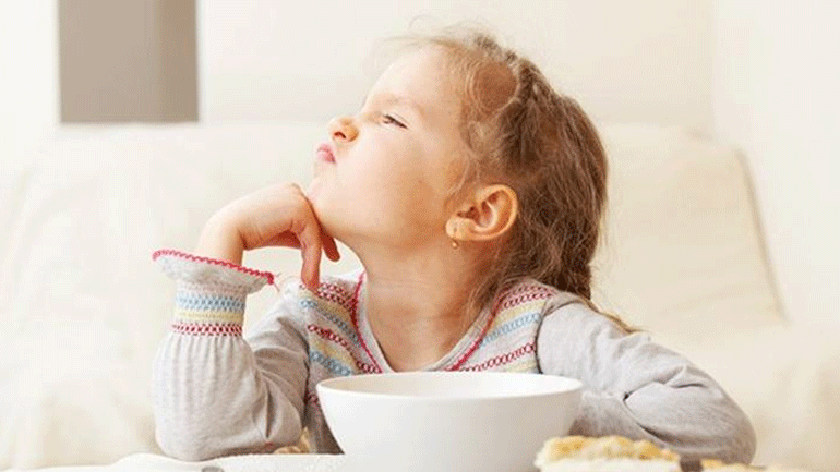 Πώς θα μάθει το παιδί να τρώει μόνο του;