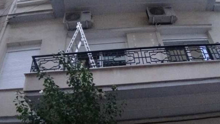 Πάτρα: Έπεσε από μπαλκόνι πάνω σε σταθμευμένο αυτοκίνητο