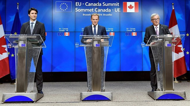 Ικανοποιημένοι Τουσκ, Γιούνκερ και Τριντό για την υπογραφή της CETA