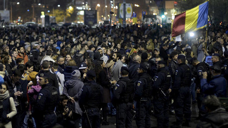 Ρουμανία: Χιλιάδες πολίτες διαδήλωσαν κατά της διαφθοράς