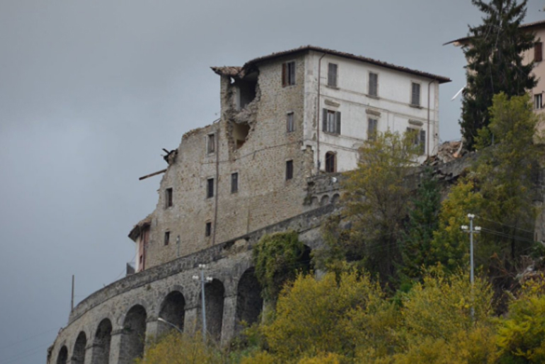 Ζημιές σε κτήρια στην περιοχή Αρκουάτα ντελ Τρόντο