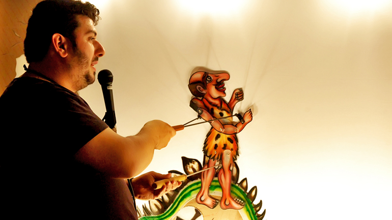 «Ο Καραγκιόζης και οι δεινόσαυροι» του Μιχάλη Θεοδωρόπουλου στο θέατρο Coronet