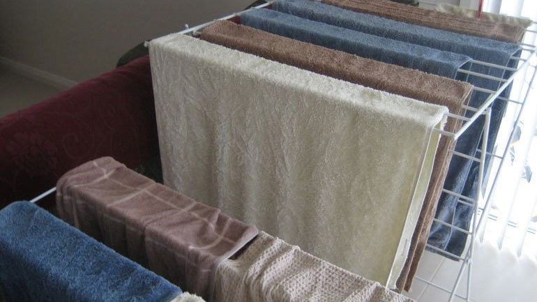 Γιατί δεν πρέπει να στεγνώνουμε τα ρούχα μέσα στο σπίτι Γιατί δεν πρέπει να στεγνώνουμε τα ρούχα μέσα στο σπίτι