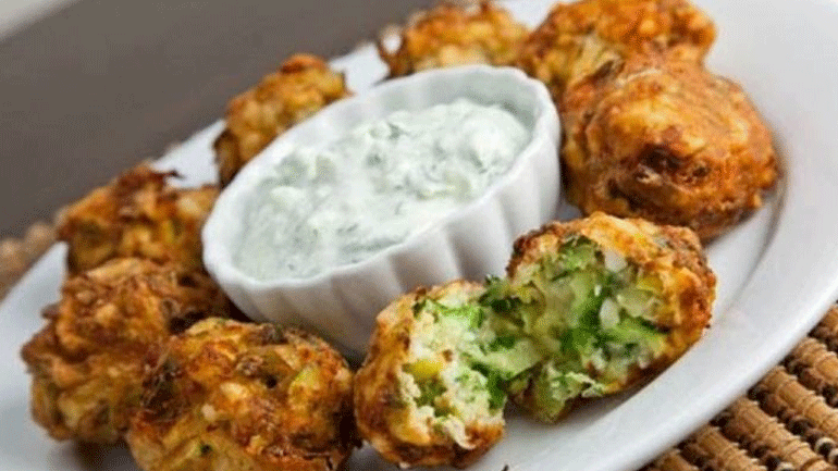 Κολοκυθοκεφτέδες με τυρί Κολοκυθοκεφτέδες με τυρί