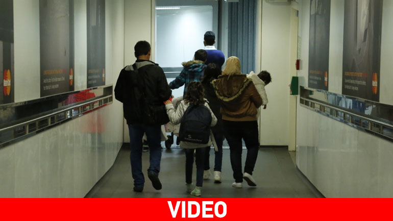 Ο Μουζάλας αποχαιρέτησε συγκινημένος 111 Σύρους πρόσφυγες που αναχώρησαν για την Φινλανδία