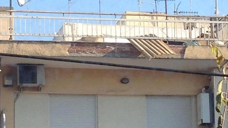 Κίνδυνος από λαμαρίνα που κρέμεται σε πολυκατοικία