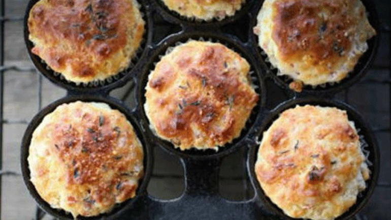 Λαχταριστά μάφινς με τυρί και ντομάτα Λαχταριστά μάφινς με τυρί και ντομάτα