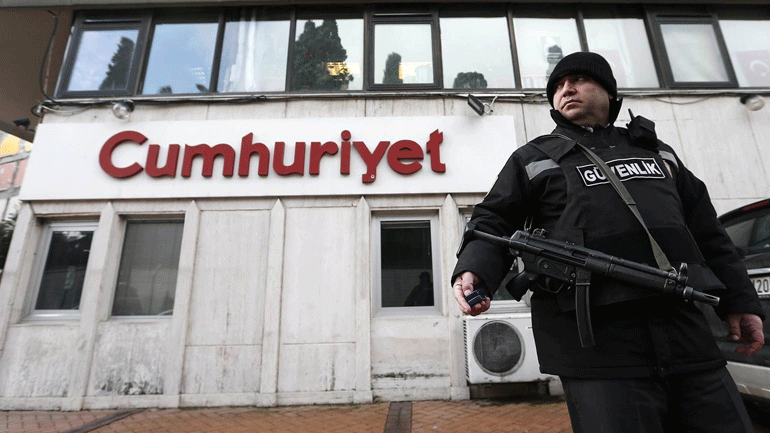 Τα τουρκικά ΜΜΕ σε κατάσταση έκτακτης ανάγκης