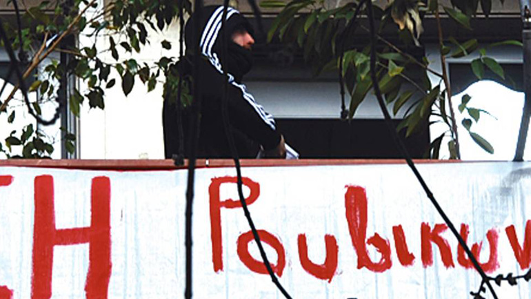 Παρέμβαση του Ρουβίκωνα έξω από το σπίτι του Παρασκευόπουλου για τον Κουφοντίνα