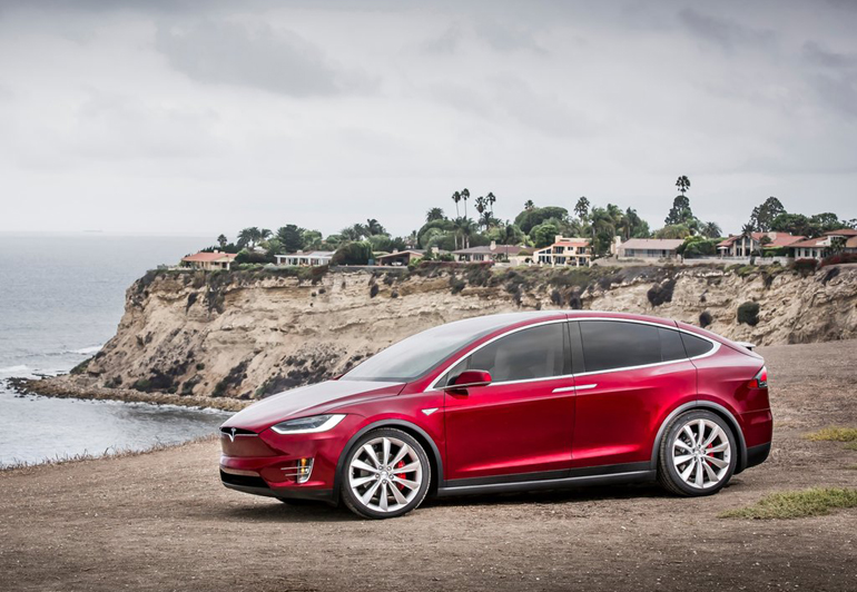 Το μήκος του Tesla Model X ξεπερνά τα πέντε μέτρα....