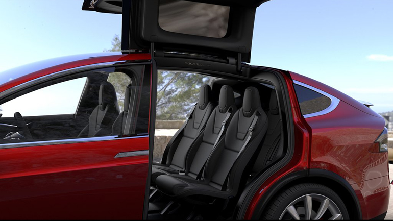 Το Tesla Model X μπορεί να φιλοξενήσει 7 επιβάτες...