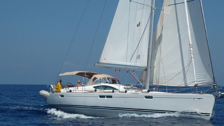 Στις τουρκικές ακτές οδηγήθηκε ακυβέρνητο ιστιοφόρο