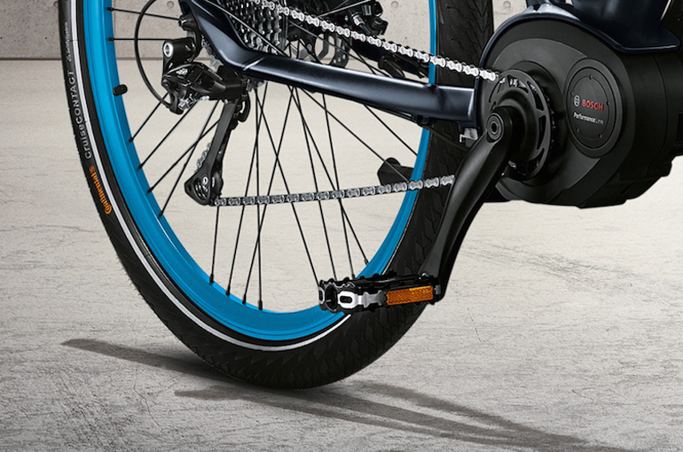 Τα στεφάνια των τροχών σε λαμπερή απόχρωση Electric Blue υπογραμμίζουν τον αθλητικό χαρακτήρα του ποδηλάτου.