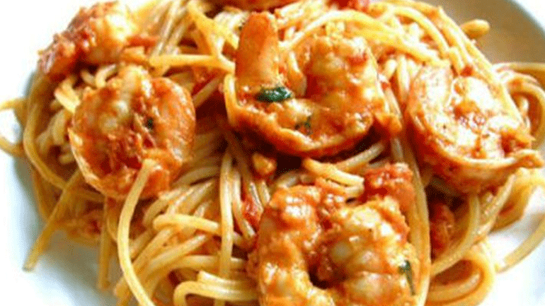 Noodles με γαρίδες και σόγια σος