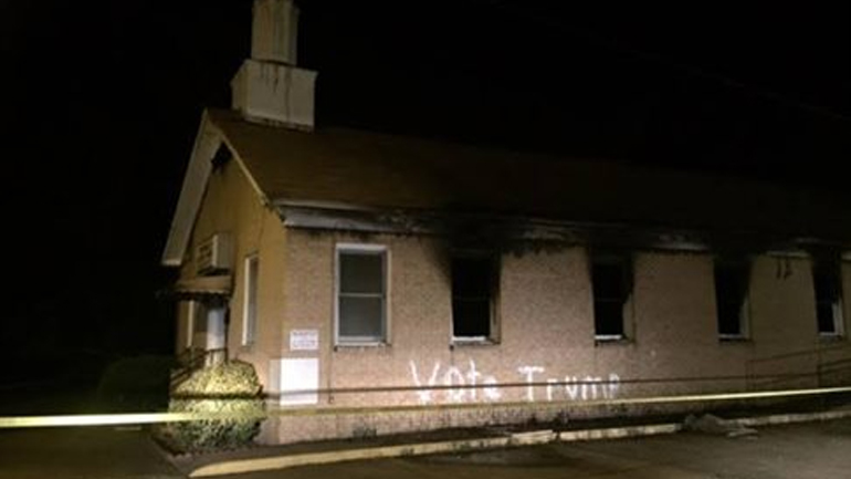 Συνθήματα υπέρ του Τραμπ σε εκκλησία μαύρων στον Μισισιπή που πυρπολήθηκε