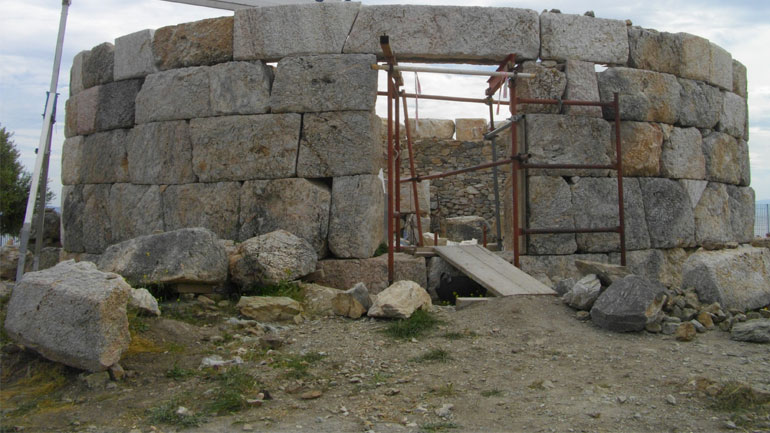 Στο κοινό παραδίδεται το ταφικό μνημείο στις Κολόνες Σαλαμίνας