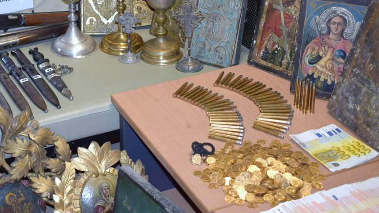 Σε εξέλιξη αστυνομική επιχείρηση-μαμούθ – Κατασχέθηκαν λίρες, κοσμήματα, όπλα και Ι.Χ. Σε εξέλιξη αστυνομική επιχείρηση-μαμούθ – Κατασχέθηκαν λίρες, κοσμήματα, όπλα και Ι.Χ.